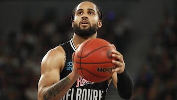 Imagen de Melo Trimble, fichaje del Montakit Fuenlabrada, lanzando un tiro libre con su equipo de Melbourne.