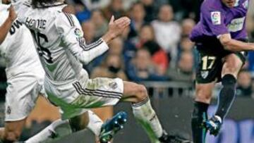<b>MAL ARRANQUE. </b>Marcelo y Heinze tuvieron dificultades ante el Málaga en el Bernabéu.