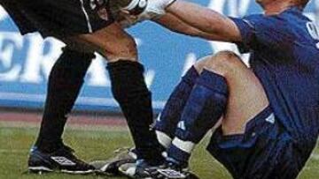 <B>GUTI, PROTAGONISTA</B>. El madridista le creó muchos problemas al Sevilla con sus pases. En la imagen, Notario ayuda a Guti a levantarse.