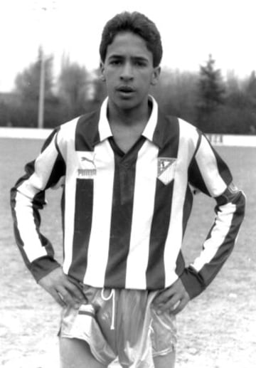 El mítico jugador del Real Madrid, Raúl González Blanco, con la camiseta del Atlético de Madrid en sus comienzos como futbolista. 