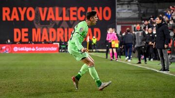 Nico Serrano celebra su gol con Iraola al fondo.