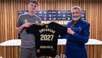 El futbolista sueco Williot Swedberg posa con la camiseta del Celta junto a Carlos Mouriño, presidente del club vigués.