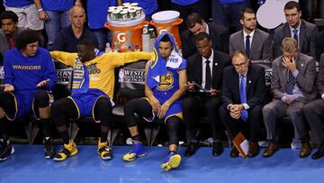 (De izquierda a derecha): Anderson Varejao, Draymond Green y Stephen Curry, en el banquillo durante el tercer partido de la final del Oeste ante Oklahoma City Thunder.