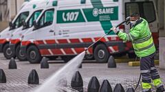 07 August 2020, Argentina, Buenos Aires: A worker disinfects the streets during the coronavirus pandemic. Photo: Roberto Almeida Aveledo/ZUMA Wire/dpa
 Roberto Almeida Aveledo/ZUMA Wir / DPA
 07/08/2020 ONLY FOR USE IN SPAIN