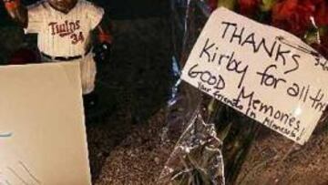 <b>HOMENAJE. </b>Los aficionados de los Minnesota Twins han mostrado su cariño hacia el que fuera uno de sus jugadores, Kirby Puckett.