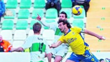 <b>DETERMINANTE. </b>Olmo y Óscar Rubio pugnan por un balón con Marcos Márquez, que ayer volvió a marcar en su estadio talismán.