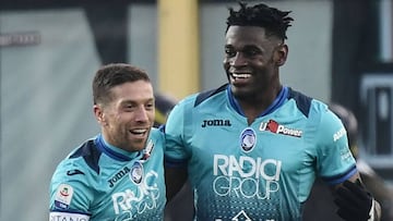 Atalanta's Colombian forward Duvan Zapata (R) celebrates with Atalanta's Argentine forward Alejandro Gomez after scoring 2-1 during the Italian Serie A football Match Atalanta Bergamo vs Juventus