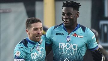 Atalanta's Colombian forward Duvan Zapata (R) celebrates with Atalanta's Argentine forward Alejandro Gomez after scoring 2-1 during the Italian Serie A football Match Atalanta Bergamo vs Juventus