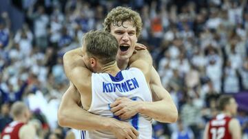 Helsinki (Finland), 03/09/2017.- Finland&#039;s Lauri Markkanen and Petteri Koponen react after the EuroBasket 2017 group A match between Finland and Poland in Helsinki, Finland, 03 September 2017. (Baloncesto, Polonia, Finlandia) EFE/EPA/MAURI RATILAINEN