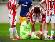 08-03-26. RUBÉN YÁÑEZ ESPERA PARA SER ATENDIDO TRAS LESIONARSE EN EL PARTIDO EN ANDORRA.