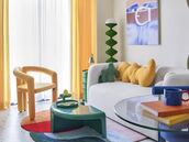 Los colores saturados, el exceso de curvilínea y cierto recuerdo al Grupo Memphis caracterizan al fenómeno de la Dopamine Decor.