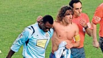 <b>CABIZBAJO. </b>Puyol consuela a Kameni al finalizar el derbi.
