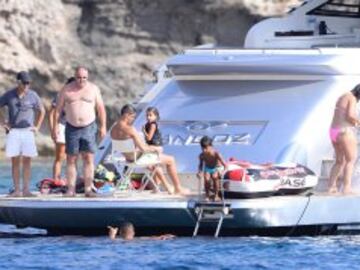 Cristiano Ronaldo disfruta con su familia de un día en barco por las aguas ibicencas. 
