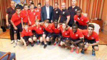 PADRINO DE LUJO. Del Bosque visitó a los chicos en su hotel, les dio consejos y se fotografió con los equipos, entre ellos el Atlético, vigente campeón y gran favorito.