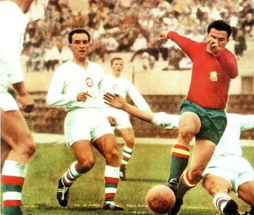 El 12 de noviembre de 1961, Ferenc Puskas debutó con España. Tenía 34 años, siete meses y diez días. El Seleccionador, Pedro Escartín, escribió sobre él: “Su presencia levanta las censuras de un sector, pero si está en forma y hace falta, ¿por qué no emplearlo?”. Este futbolista, extraordinario y legendario, tiene una biografía apasionante. Componente de la maravillosa Hungría subcampeona del Mundo en Suiza 1954, tras perder sorprendentemente contra Alemania (3-2), desertó de su país, invadido por la Unión Soviética. Esto le pilló con su equipo, el grandioso Honved, jugando Copa de Europa contra el Athletic. Año 1956. Aquel equipo se dispersó por Europa. Kocsis y Czibor se fueron a Suiza, previo paso al Barcelona. Y Puskas afrontó un indoloroso exilio apátrida. FIFA les sancionó duramente, dos años sin jugar. Por expreso deseo de Santiago Bernabéu fue fichado para el Real Madrid. Tenía 31 años y estaba gordo como una vaca. El entrenador, Luis Carniglia, se asustó. El secretario técnico, José Samitier, desaconsejó su fichaje. Bernabéu y el gerente, Antonio Calderón, le apoyaron y transmitieron al preparador el siguiente mensaje: “Ahí está usted para ponerlo a punto”, En mes y medio perdió 12 kilos. Debutó contra el Zaragoza y marcó tres goles. “Tu enchúfalas, que nosotros corremos por ti”, le decía el fabuloso don Alfredo Di Stéfano. Con España jugó cuatro partidos, tres de ellos del Mundial de Chile de 1962. Tras abandonar el Real Madrid en 1967, rechazó una oferta del Málaga para seguir en activo. Se retiró del fútbol para iniciar una carrera como entrenador que alternó claros y oscuros. Por su demoledora pegada con la pierna izquierda pasó a la historia como ‘Cañoncito Pum’.