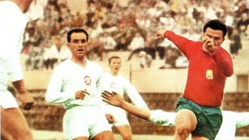 El 12 de noviembre de 1961, Ferenc Puskas debutó con España. Tenía 34 años, siete meses y diez días. El Seleccionador, Pedro Escartín, escribió sobre él: “Su presencia levanta las censuras de un sector, pero si está en forma y hace falta, ¿por qué no emplearlo?”. Este futbolista, extraordinario y legendario, tiene una biografía apasionante. Componente de la maravillosa Hungría subcampeona del Mundo en Suiza 1954, tras perder sorprendentemente contra Alemania (3-2), desertó de su país, invadido por la Unión Soviética. Esto le pilló con su equipo, el grandioso Honved, jugando Copa de Europa contra el Athletic. Año 1956. Aquel equipo se dispersó por Europa. Kocsis y Czibor se fueron a Suiza, previo paso al Barcelona. Y Puskas afrontó un indoloroso exilio apátrida. FIFA les sancionó duramente, dos años sin jugar. Por expreso deseo de Santiago Bernabéu fue fichado para el Real Madrid. Tenía 31 años y estaba gordo como una vaca. El entrenador, Luis Carniglia, se asustó. El secretario técnico, José Samitier, desaconsejó su fichaje. Bernabéu y el gerente, Antonio Calderón, le apoyaron y transmitieron al preparador el siguiente mensaje: “Ahí está usted para ponerlo a punto”, En mes y medio perdió 12 kilos. Debutó contra el Zaragoza y marcó tres goles. “Tu enchúfalas, que nosotros corremos por ti”, le decía el fabuloso don Alfredo Di Stéfano. Con España jugó cuatro partidos, tres de ellos del Mundial de Chile de 1962. Tras abandonar el Real Madrid en 1967, rechazó una oferta del Málaga para seguir en activo. Se retiró del fútbol para iniciar una carrera como entrenador que alternó claros y oscuros. Por su demoledora pegada con la pierna izquierda pasó a la historia como ‘Cañoncito Pum’.