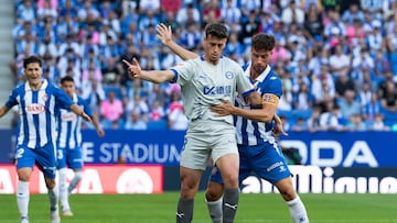 CORNELLÀ DE LLOBREGAT (BARCELONA), 14/09/2024.- El delantero del Espanyol Javi Puado (d) disputa un balón con el centrocampista del Alavés Antonio Blanco (i) durante el encuentro de LaLiga entre el RCD Espanyol y el Deportivo Alavés, este sábado en el RCDE Stadium de Cornellà de Llobregat (Barcelona). EFE/ Marta Pérez