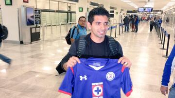 Al igual que Paulinho, Gusmao también arribó a la Ciudad de México y además posó con la camiseta celeste. Tiempo después el club reveló que no llegaron a un acuerdo con el jugador que pintaba para ser refuerzo en 2015.