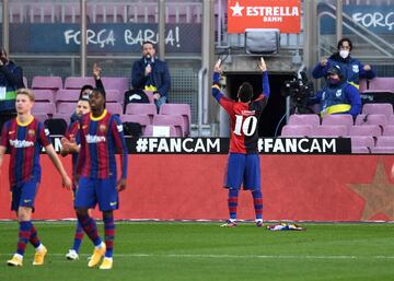 Barcelona 5-0 Osasuna | Espectacular disparo de Messi desde la frontal que entró ajustado al palo. Messi se quitó la camiseta en la celebración y ha mostrado una camiseta de Newells con el 10 de Maradona.