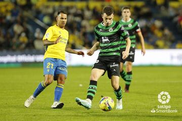 Íñigo Vicente, del Racing, y Jonathan Viera, de Las Palmas.