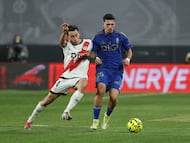 MADRID, 04/03/2026.- El centrocampista del Rayo Pedro Díaz (i) pelea un balón con Javi López, del Oviedo, durante el partido de LaLiga EA Sports que Rayo Vallecano y Real Oviedo disputan este miércoles en el estadio de Vallecas. EFE/Kiko Huesca