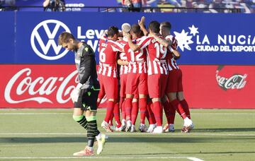 Alegría de los jugadores del Atlético de Madrid después de conseguir el primer gol del encuentro