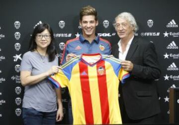 Presentacion de Santi Mina nuevo jugador del Valencia