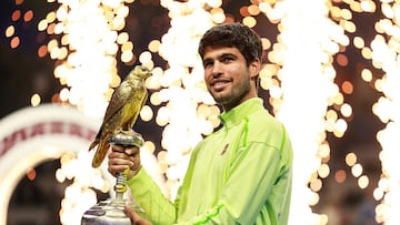 Carlos Alcaraz posa con el trofeo de campeón en Doha.