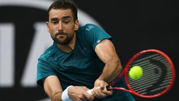 Marin Cilic devuelve una bola ante Roberto Bautista durante su partido en el Open de Australia.