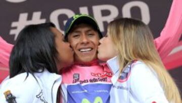 Nairo Quintana, nueva maglia rosa, recibe en Val Martello los besos del vencedor. 