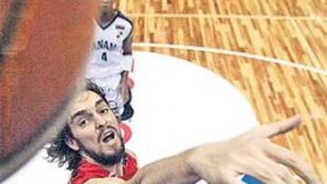 <b>DETERMINANTE. </b>Pau Gasol arrasó en ataque e imtimidó en defensa, con tapones espectaculares.