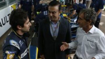 APOYA AL VEH&Iacute;CULO EL&Eacute;CTRICO. Carlos Ghosn charla en Londres con Alain Prost, jefe de e.dams, y con su hijo Nicolas, piloto del equipo.
 
 
 
 
 