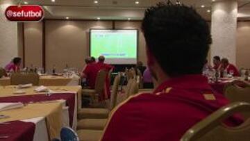 Los integrantes de La Roja observan la final entre Espa&ntilde;a e Italia en Israel del Europeo Sub-21.