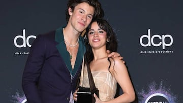 Shawn Mendes y Camila Cabello en los American Music Awards 2019 en  Microsoft Theater; Los Angeles, California. Noviembre 24, 2019. 