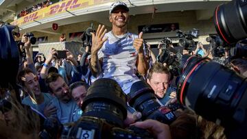 Hamilton celebrando su sexto t&iacute;tulo de F1 en el GP de Estados Unidos 2019.