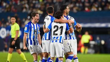Real Sociedad&#039;s Spanish midfielder Mikel Merino (C) celebrates with teammates after scoring his team&#039;s first goal during the Spanish league football match between CA Osasuna and Real Sociedad at El Sadar stadium in Pamplona on November 7, 2021. 