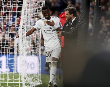 Apenas 4 minutos después, también Vinicius se tiró al suelo sin poder continuar. Fue sustituido por Marco Asensio.