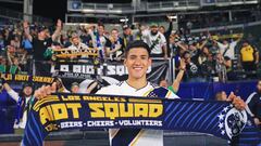 Uriel Antuna posando con LA Galaxy