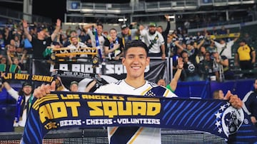 Uriel Antuna posando con LA Galaxy