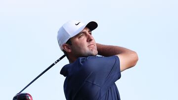 El golfista estadounidense Scottie Scheffler golpea la bola durante la disputa del US Open 2023 en el Los Angeles Country Club de Los Angeles, California.