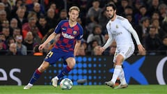 BARCELONA, SPAIN - DECEMBER 18:  Frenkie de Jong of Barcelona holds off Francisco Alarcon &#039;Isco&#039; of Real Madrid during the Liga match between FC Barcelona and Real Madrid CF at Camp Nou on December 18, 2019 in Barcelona, Spain. (Photo by Alex Ca