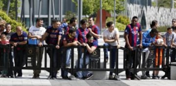 Un grupo de aficionados espera al Barcelona en el Hotel Eurostar.