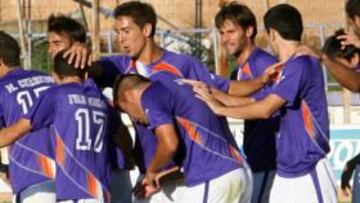 <b>AL ALZA. </b>Iván Moreno es felicitado por sus compañeros.