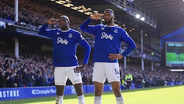 Abdoulaye Doucoure y Beto celebrando un gol con el Everton.
