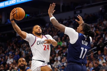 Los Angeles Clippers guard Norman Powell (24) goes to the basket 