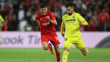 Beer Sheva (Israel), 15/09/2022.- Alex Baena (R) of Villarreal in action against Or Dadia (L) of Hapoel Beer Sheva during the UEFA Europa Conference League group C soccer match between Hapoel Beer-Sheva and Villarreal CF in Beer Sheva, southern Israel, 15 September 2022. EFE/EPA/ABIR SULTAN
