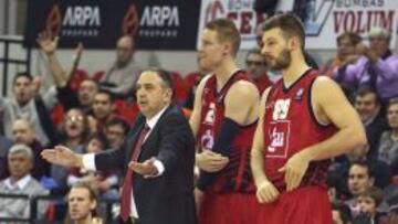 Andreu Casadevall, junto a los jugadores Benzing y Jekovac.