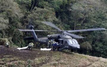 ATTENTION EDITORS - VISUAL COVERAGE OF SCENES OF INJURY OR DEATH?A Colombian air force helicopter arrives to retrieve the bodies of victims from the wreckage of a plane that crashed into the Colombian jungle with Brazilian soccer team Chapecoense onboard, near Medellin, Colombia, November 29, 2016.   REUTERS/Jaime Saldarriaga