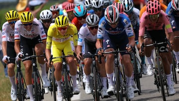 UAE Team Emirates team's Slovenian rider Tadej Pogacar wearing the overall leader's yellow jersey (3rd L) cycles with the pack of riders (peloton) during the 17th stage of the 111th edition of the Tour de France cycling race, 177,8 km between Saint-Paul-Trois-Chateaux and Superdevoluy, southern France, on July 17, 2024. (Photo by Thomas SAMSON / AFP)