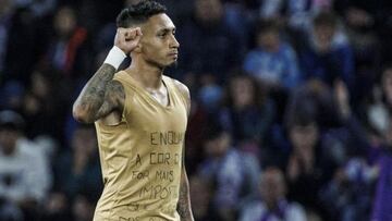 Raphinha llevaba un mensaje para Vinicius debajo de la camiseta